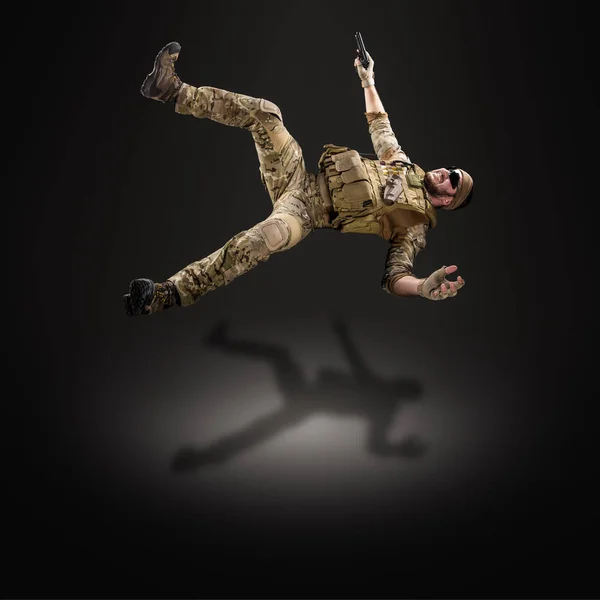 Soldat de l'armée américaine avec arme à feu (effet mouvement). Tourné en studio sur b — Photo