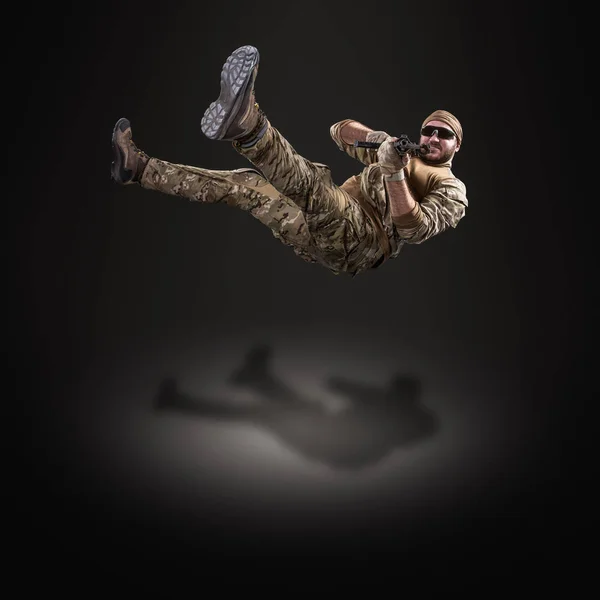 Soldato dell'esercito USA con pistola (effetto movimento). Girato in studio su b — Foto Stock