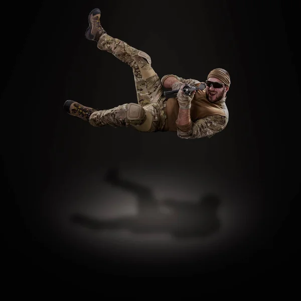 USA-soldat med pistol (motion effekt). Inspelad i studio b — Stockfoto