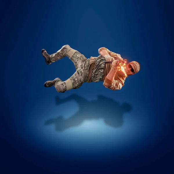 Στρατιώτης του στρατού των ΗΠΑ με το τουφέκι (εφέ κίνησης). Γυρίστηκε σε στούντιο, σε — Φωτογραφία Αρχείου