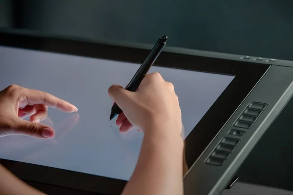 Mulher mão desenho em tablet gráfico profissional. Preto backgro — Fotografia de Stock