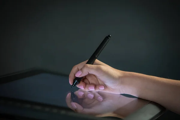 Kvinna hand ritning på professionell grafisk tablett. Svart backgro — Stockfoto