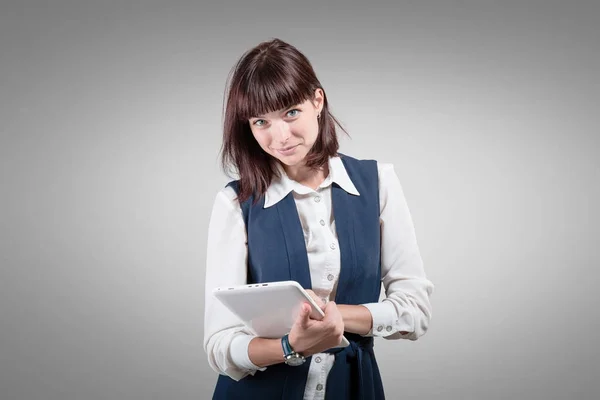 Geschäftsfrau mit Karte in der Hand auf grauem Hintergrund. Studio — Stockfoto