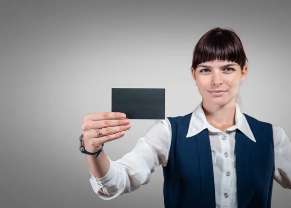 Femme d'affaires tenant la carte dans les mains sur fond gris. Studio — Photo