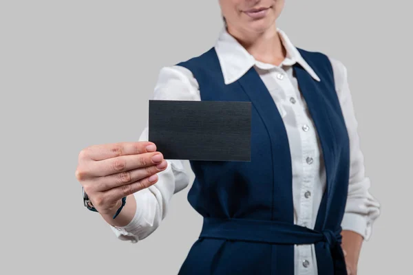 Femme d'affaires tenant la carte dans les mains sur fond gris. Studio — Photo