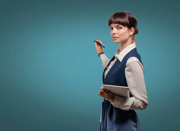 Usměvavá podnikatelka držení tabletu na modrém pozadí. Studio — Stock fotografie