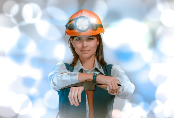 Бізнес жінка з шахти шолом і bitcoin монети, надісланий pickaxe. S — стокове фото