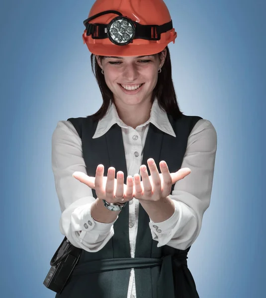 Бізнес жінка в шолом шахти з порожніми руками. Студія стріляти — стокове фото