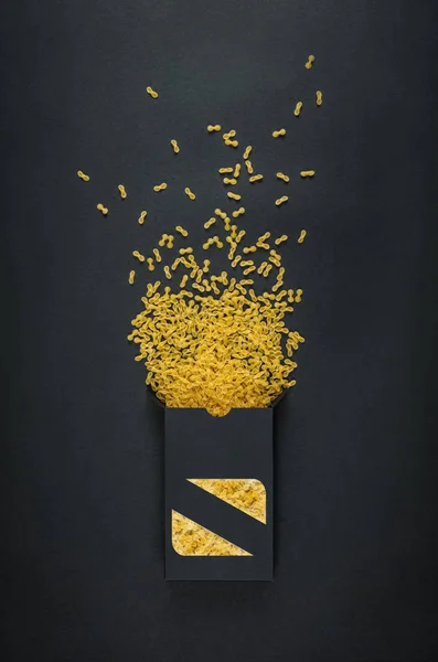Pasta Verpackungsschablone isoliert auf schwarzem Hintergrund — Stockfoto
