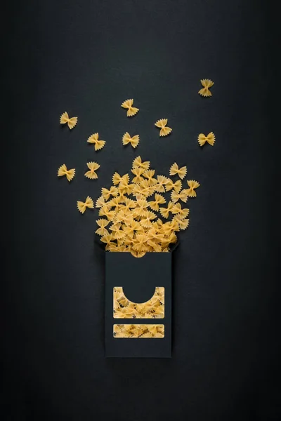 Pasta verpakking sjabloon geïsoleerd op zwarte achtergrond — Stockfoto