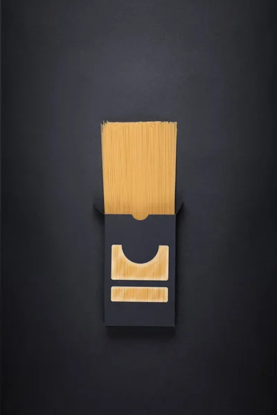 Шаблон упаковки пасты изолирован на черном фоне — стоковое фото