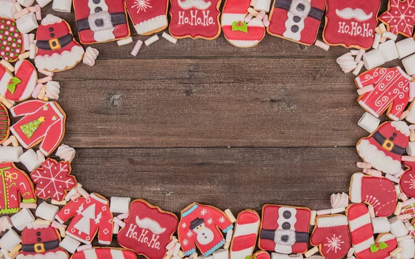 Galletas de Navidad sobre fondo de madera rústica, Studio shoot top view.Concepto de confort en el hogar y vacaciones —  Fotos de Stock