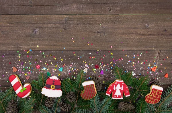 Biscoitos de Natal em fundo de madeira rústica, Studio atirar vista superior.Conceito de conforto em casa e feriados — Fotografia de Stock