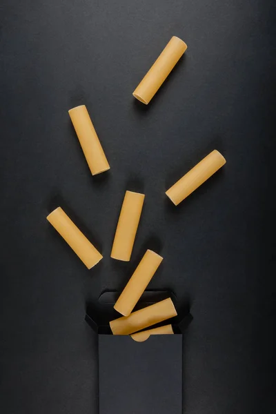 Modèle d'emballage de pâtes Isolé sur fond noir — Photo
