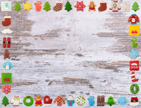 Χριστουγεννιάτικα μπισκότα από διάφορα σχήματα και μεγέθη με μια εορταστική d — Φωτογραφία Αρχείου