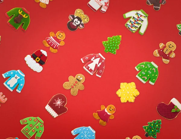 Galletas navideñas de diferentes formas y tamaños con una d festiva —  Fotos de Stock