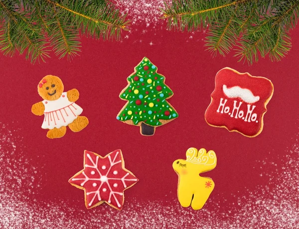 Galletas navideñas de diferentes formas y tamaños con una d festiva —  Fotos de Stock