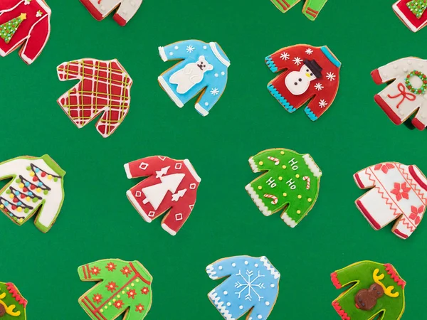 Galletas navideñas de diferentes formas y tamaños con una d festiva —  Fotos de Stock