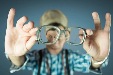 Komik ihtiyar renkli arka plan üzerinde farklı aksesuarlar ile