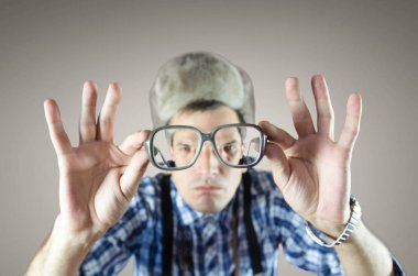 Komik ihtiyar renkli arka plan üzerinde farklı aksesuarlar ile