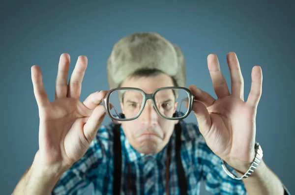 Chico Viejo Divertido Con Diferentes Accesorios Sobre Fondo Color —  Fotos de Stock