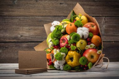 Özgün alışılmadık yenilebilir buket sebze ve meyve