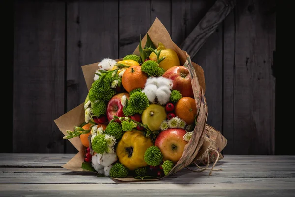 Oryginalny Nietypowy Bukiet Jadalnych Warzyw Owoców — Zdjęcie stockowe