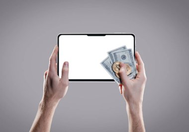 Boş ekran ve bitcoin demir, gri arka plan üzerinde para ile mobil tablet holding eller. Dijital izleme, denetleme ve para cryptocurrency konsept değişimi