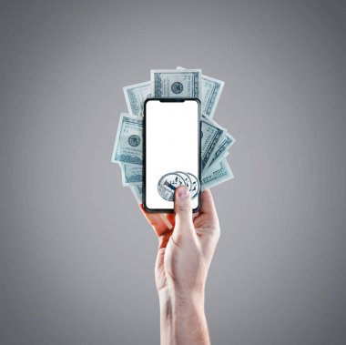 Boş ekran ve litecoin demir, dolarlarına gri arka planı ile cep telefonu tutan el. Dijital izleme, denetleme ve para cryptocurrency konsept değişimi
