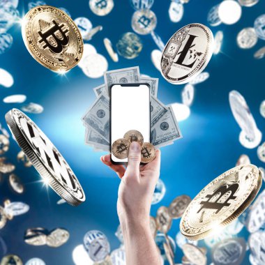 Hareket eden telefon ile boş ekran ve bitcoin demir, para sikke uçan zemin karşı tutan el. Dijital izleme, denetleme ve para cryptocurrency konsept değişimi