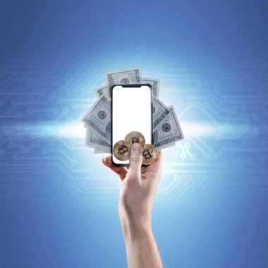 Cep telefonu ile boş perde ve bitcoin tutan el sikke, dolar faturaları karşı mavi arka plan. Dijital izleme, denetleme ve para cryptocurrency konsept değişimi