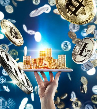 Mobil tablet bitcoin sikke yığını ile sikkeler uçan fonunda tutan el. Dijital izleme, denetleme ve para cryptocurrency konsept değişimi