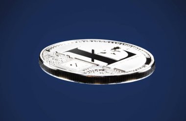 Parlak gümüş Litecoin sikke üzerinde koyu mavi arka plan izole. Dijital izleme, denetleme ve para cryptocurrency konsept değişimi. Yüksek çözünürlüklü fotoğraf.