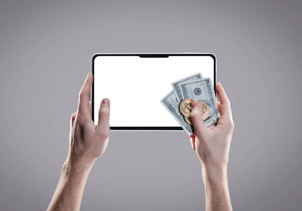 Ręce, trzymając telefon tablet z pustego ekranu i bitcoin monet, banknotów dolarowych na szarym tle. Monitorowanie cyfrowe, sprawdzanie i pieniądze wymiany koncepcja kryptowaluty — Zdjęcie stockowe