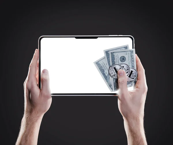 Ręce, trzymając telefon tablet z pustego ekranu i bitcoin monet, banknotów dolarowych na ciemnoszarym tle. Monitorowanie cyfrowe, sprawdzanie i pieniądze wymiany koncepcja kryptowaluty — Zdjęcie stockowe