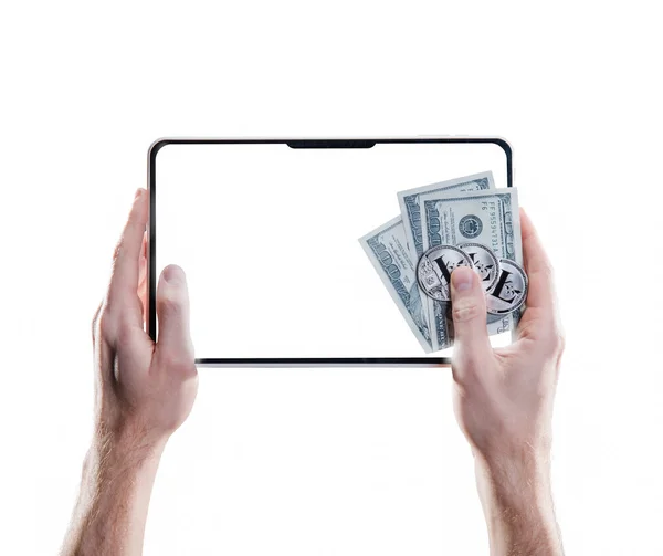 Руки держат мобильный планшет с пустым экраном и биткойнами, долларовые купюры на белом фоне. Цифровой мониторинг, проверка и обмен валюты — стоковое фото