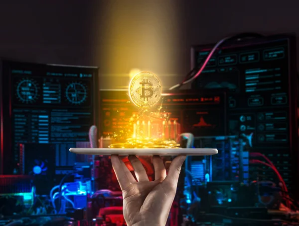 손 암호화 통화 minning 컴퓨터 회로 보드의 배경에 대해 bitcoin 동전의 스택과 함께 모바일 태블릿을 들고. 디지털 모니터링, 검사 및 돈을 교환 cryptocurrency 개념 — 스톡 사진