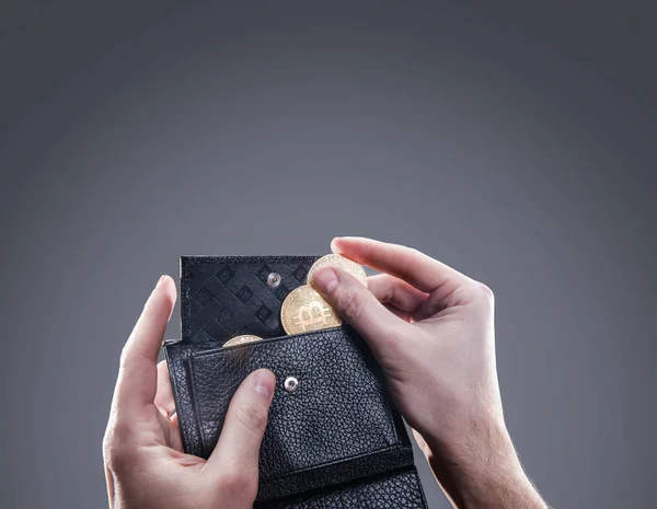 Hands with coins and a leather wallet with litecoin coins gainst the the gray background. Digital monitoring, checking and money exchange cryptocurrency concept — Stock Photo, Image