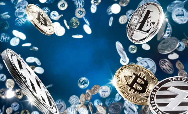 Uçan ve düşen bitcoins ve litecoins orta alana sahip. Dijital izleme, denetleme ve para cryptocurrency konsept değişimi. Yüksek çözünürlüklü fotoğraf.