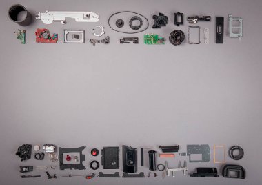 Gri bir arka plan üzerinde fotoğraf makinesi parçaları