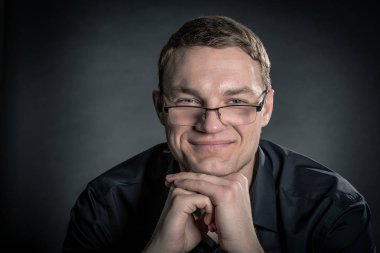 Koyu arka plan üzerinde gözlük yakışıklı adam portresi