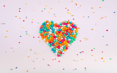 Renkli şeker ve tatlı lokum kalp şeklinde 