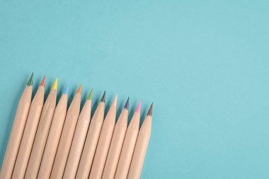 Mavi arkaplanda kalemler