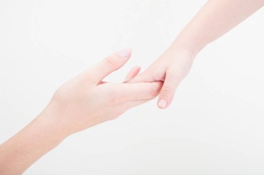 Çocuk el beyaz arka plan üzerinde izole annenin elde
