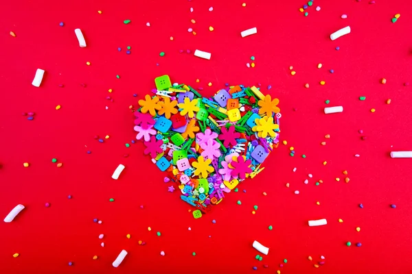 Kleurrijke confetti snoep en zoet marshmallow de vorm van hart — Stockfoto