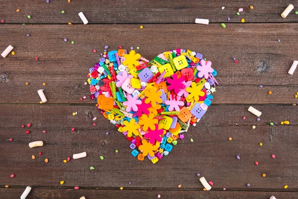 Barevné konfety sladkosti a sladké marshmallow forma srdce — Stock fotografie