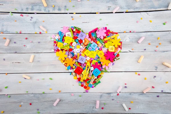 Barevné konfety sladkosti a sladké marshmallow forma srdce — Stock fotografie