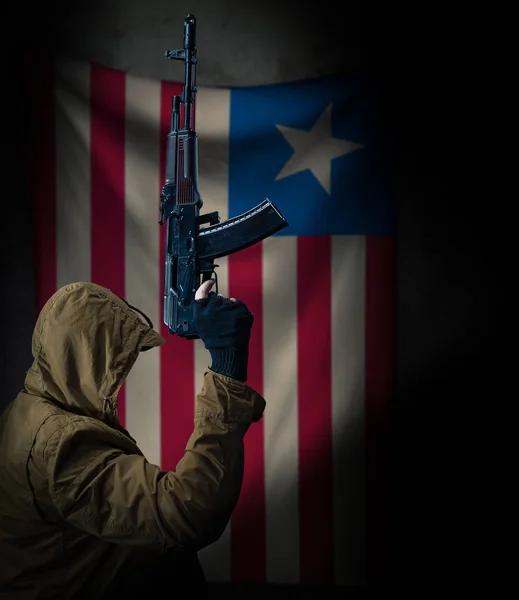 Soldato con mitragliatrice con bandiera nazionale sullo sfondo — Foto Stock