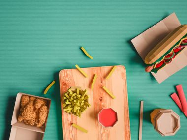 Fast food arka plan konseptinden karton kağıt arka plan üzerinde.