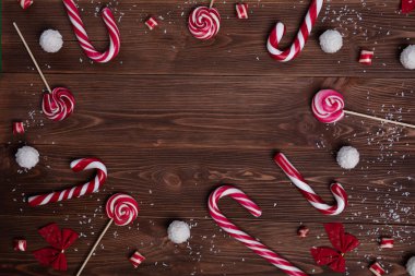 Noel kartpostalı. Beyaz ahşap arka planda noel sembolleri olan bir kutlama davetiyesi. Yılbaşı ruhu. Yeni yıl konsepti.